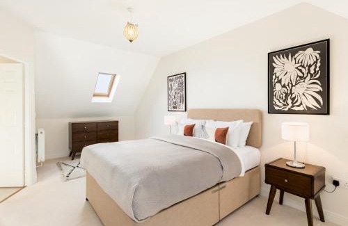 Winchcombe House | Pass the Keys Modern stylish family home private garden