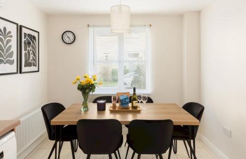 Winchcombe House | Pass the Keys Modern stylish family home private garden