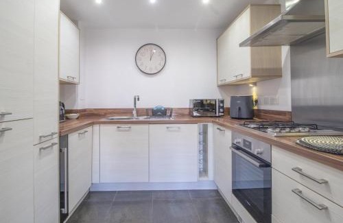 Renfrew Apartment | Pass the Keys Next to Braehead - Free Parking