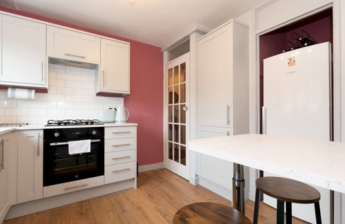 Kew Apartment | Pass the Keys | Peaceful, zen apartment with parking, Kew, London