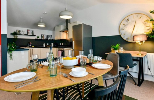 Newport House | Pass the Keys | Perfectly located stylish 2 bed home with Parking
