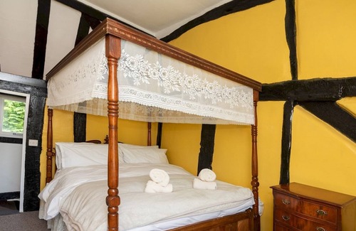 Wokingham House | Pass the Keys | Quaint 16th Century Cottage near Wokingham Centre