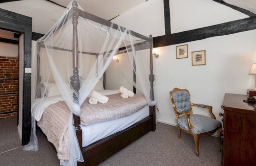 Wokingham House | Pass the Keys | Quaint 16th Century Cottage near Wokingham Centre