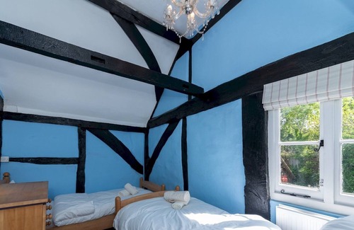 Wokingham House | Pass the Keys | Quaint 16th Century Cottage near Wokingham Centre
