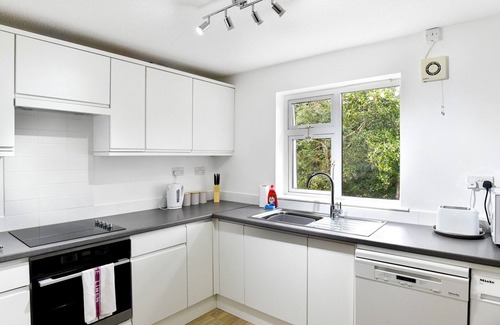 Mumbles Apartment | Pass the Keys | Quiet Coastal Retreat between Langland and Caswell