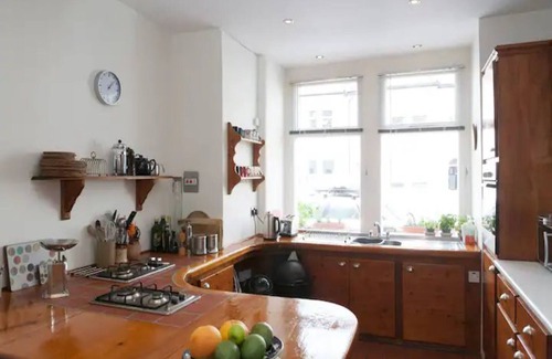 Earlsfield House | Pass the Keys | Quirky home & private garden
