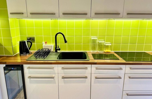 Streatham Hill Apartment | Pass the Keys | Sleek & Bright balcony Flat| Perfect Escape London