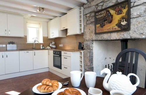 Benllech House | Pass the Keys | Spacious Cottage in central Benllech with parking
