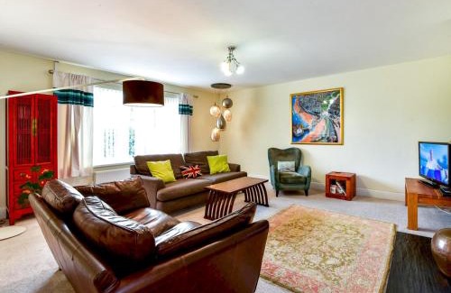 Barry House | Pass the Keys Spacious 4 Bedroom home with Parking Garden