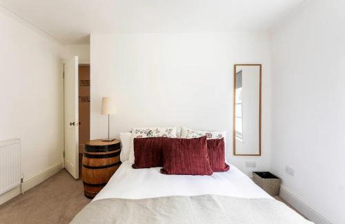 Camberwell Green House | Pass the Keys Spacious Camberwell house 30min bus Central London