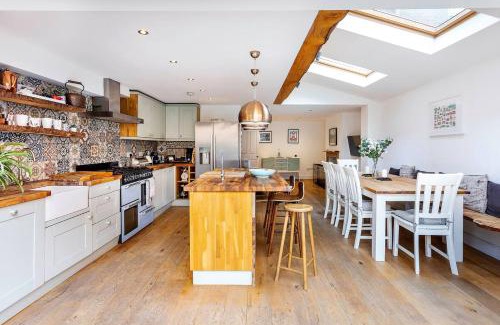 Camberwell Green House | Pass the Keys Spacious Camberwell house 30min bus Central London