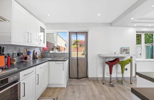 Havering House | Pass the Keys Spacious Garden Family House - Marks Gate