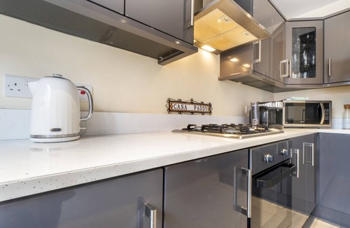Ormeau House | Pass the Keys | Spacious 3BR Home | Parking | Cafes & Restaurants
