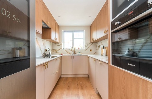 Thamesmead House | Pass the Keys | Spacious Cosy Home Close To London Abbey Wood
