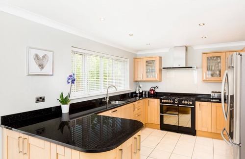 Leamington Spa House | Pass the Keys | Spacious 4Bed Warwick Family Home, with Parking