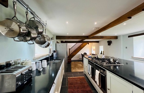 Castleton House | Pass the Keys | Stunning 3-Bed Cottage & Shepherd Hut with Peak Views