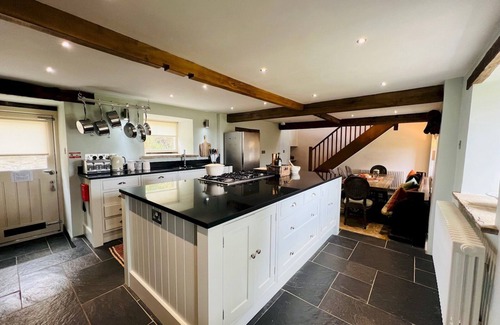 Castleton House | Pass the Keys | Stunning 3-Bed Cottage & Shepherd Hut with Peak Views