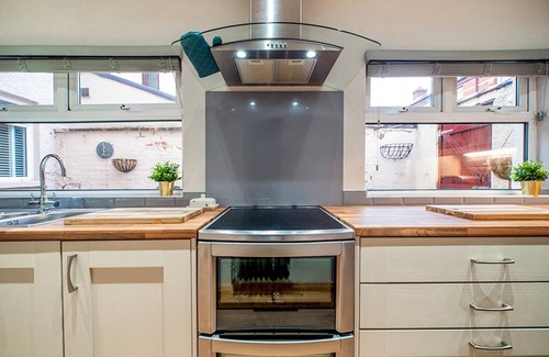 Belfast House | Pass the Keys | Stunning 2BR Townhouse in Belfast's Best Location!