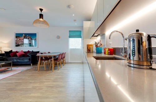 Trumpington Apartment | Pass the Keys Stunning and Spacious Modern Flat - Own Car Park