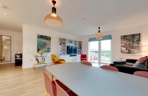Trumpington Apartment | Pass the Keys Stunning and Spacious Modern Flat - Own Car Park