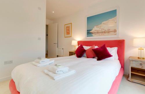 Trumpington Apartment | Pass the Keys Stunning and Spacious Modern Flat - Own Car Park
