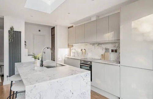 Oxford House | Pass the Keys | Stunning 5 Bedroom Home Central Oxford