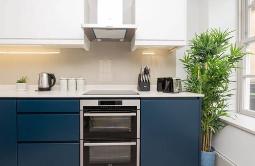 Bath City Centre Apartment | Pass the Keys | Stylish 2-bed apartment in the heart of Bath.