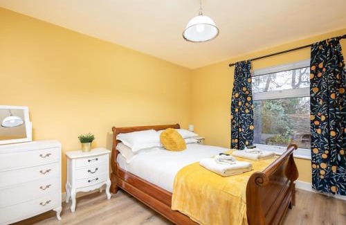Woodcote Apartment | Pass the Keys Stylish Flat with Free Parking