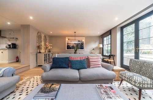 Askew House | Pass the Keys | Stylish Garden Home -10 min To Trains · Gorgeous Garden House|10 Min to Train
