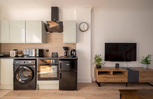 Waddon Apartment | Pass the Keys | Stylish Croydon apartment - Central London links