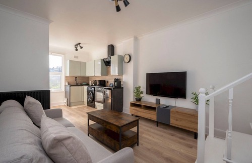 Waddon Apartment | Pass the Keys | Stylish Croydon apartment - Central London links
