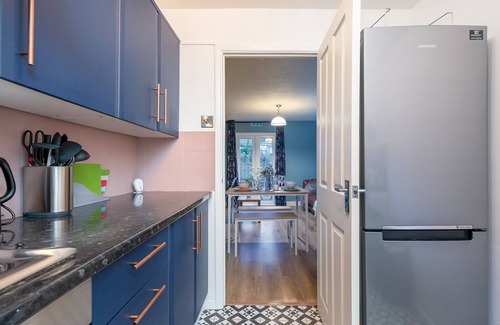 Woodcote Apartment | Pass the Keys | Stylish Flat with Free Parking