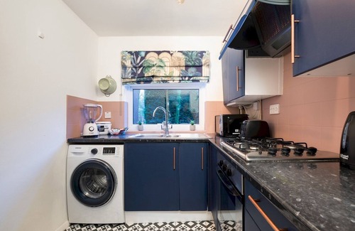 Woodcote Apartment | Pass the Keys | Stylish Flat with Free Parking