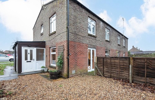 Woodcote Apartment | Pass the Keys | Stylish Flat with Free Parking