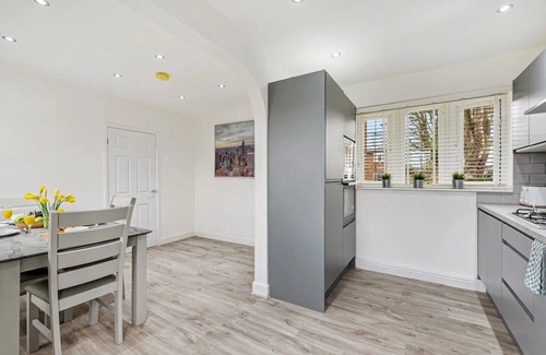Wythenshawe House | Pass the Keys | Superb 3 bed | Close to Airport