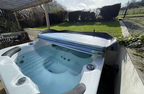 Hayfield House | Pass the Keys | The Cabin Dog Friendly Haven with Hot Tub Sleeps 4