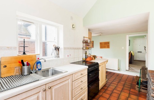 Warwick Town Centre House | Pass the Keys | Traditional 2 Bed in Warwick