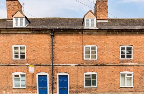 Warwick Town Centre House | Pass the Keys | Traditional 2 Bed in Warwick