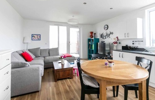 Trumpington Apartment | Pass the Keys | ★TRENDY SUNLIT 2BR Cambridge Home /FREE PARKING ★