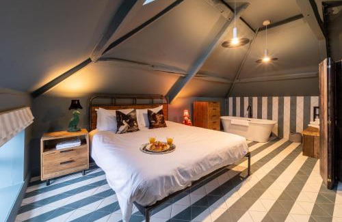 Deddington House | Pass the Keys Unique renovated former chapel