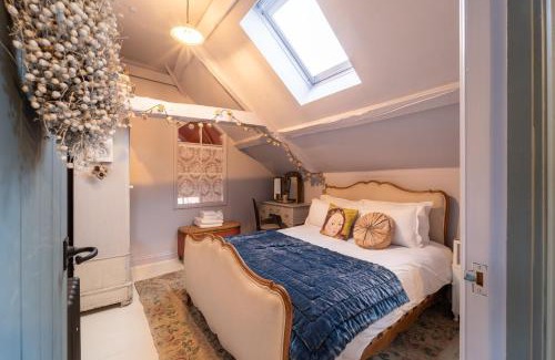 Deddington House | Pass the Keys Unique renovated former chapel