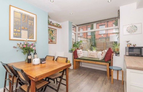 Meanwood House | Pass the Keys | Urban Charm - near Headingley - driveway parking
