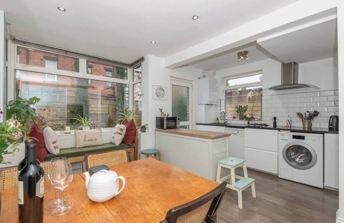 Meanwood House | Pass the Keys | Urban Charm - near Headingley - driveway parking