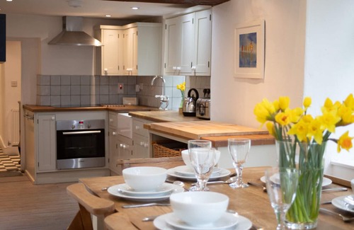 Llansteffan House | Pass the Keys | Walking distance to beach and castle. Sleeps 8.