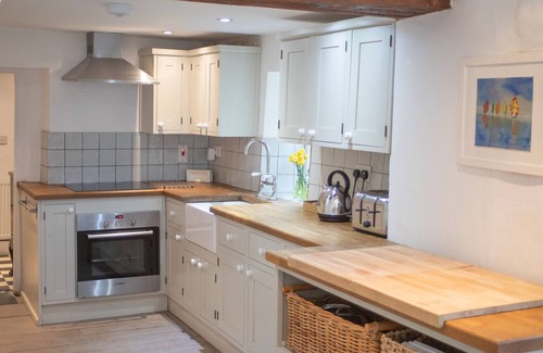 Llansteffan House | Pass the Keys | Walking distance to beach and castle. Sleeps 8.