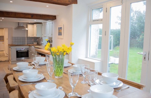 Llansteffan House | Pass the Keys | Walking distance to beach and castle. Sleeps 8.