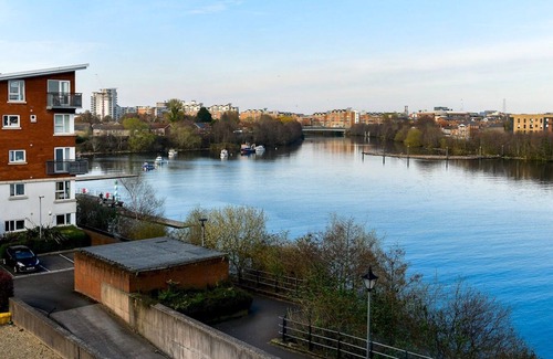 Grangetown Apartment | Pass the Keys | Waterfront 2 Bedroom Apartment