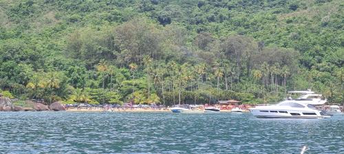 Pontal da Cruz Boat Rental | Passeio de Lancha 25 pés para 6 pessoas em Ilhabela