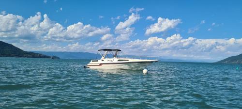 Pontal da Cruz Boat Rental | Passeio de Lancha 25 pés para 6 pessoas em Ilhabela