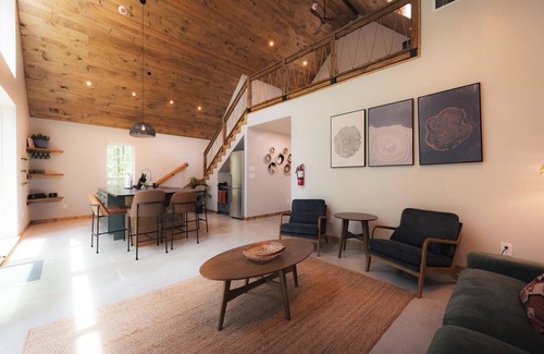 Conroe Cabin | Passion Flower, Luxury Lakefront Cabin at Sam Houston National Forest (Passion Flower)